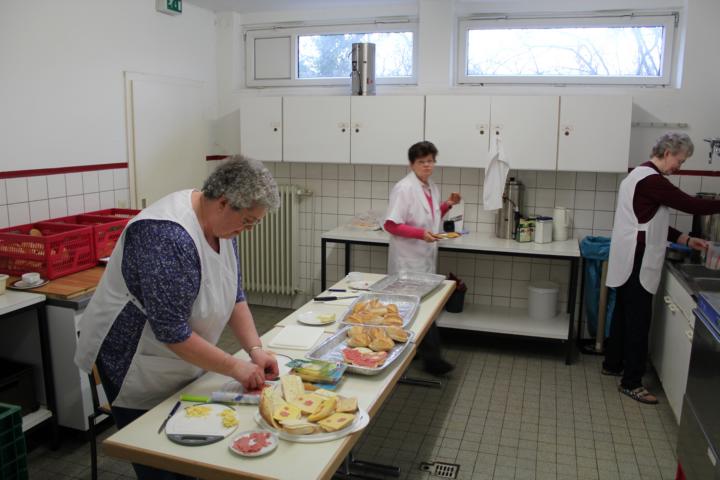 Foto: An einem gedeckten Tisch bedient sich eine DRK-Spenderin nach der Blutentnahme an den Obstspießen.