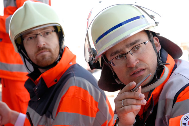 Foto: Bei einer Übung macht die DRK-Bereitschaftsleitung einen Helfer auf etwas bestimmtes aufmerksam.