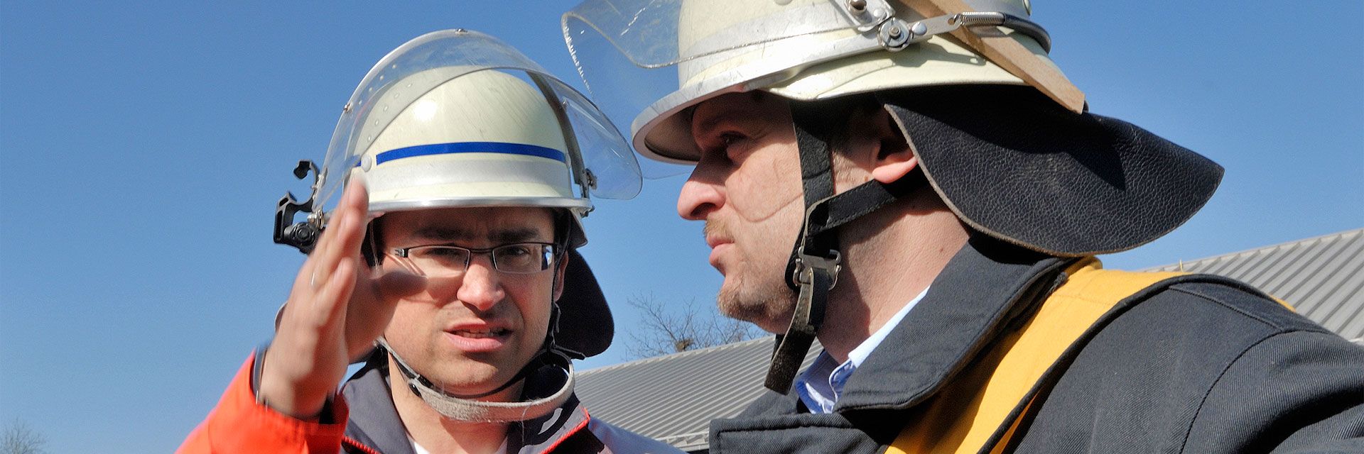 Foto: Während einer Helferübung zum Thema Brandanschlag koordiniert sich die DRK-Bereitschaftsleitung mit dem Leiter der Feuerwehr.